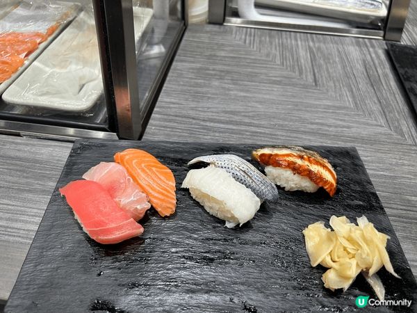 日式料理：有壽司，烏冬，串燒。壽司師傅即場料理給客人，烏冬好...