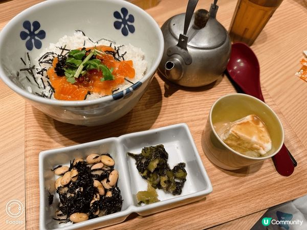 這是日本新宿地下街的一間食茶漬飯的店，它是一所快餐店形式，但...