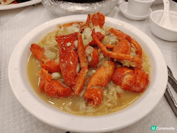 上湯龍蝦伊麵，西蘭花炒班球，薑蔥魚頭煲，好好食，大家都食唔停...