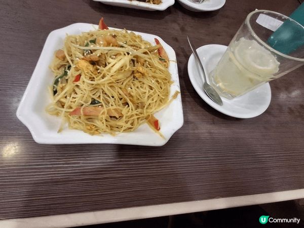 基隆餐廳的星洲炒米，條條粉絲都入味，萬家村的牛腩烏冬，牛腩份...