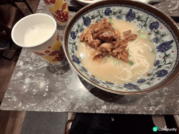 基隆餐廳的星洲炒米，條條粉絲都入味，萬家村的牛腩烏冬，牛腩份...