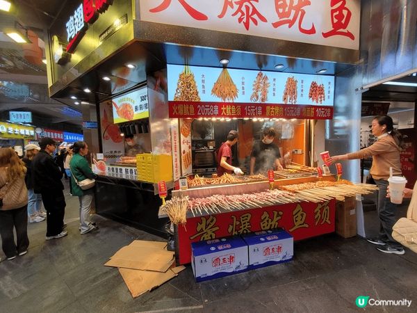 喺深圳老街站嘅東門，嗰喥有好多小店，而有一間食燒烤食物嘅店舖...