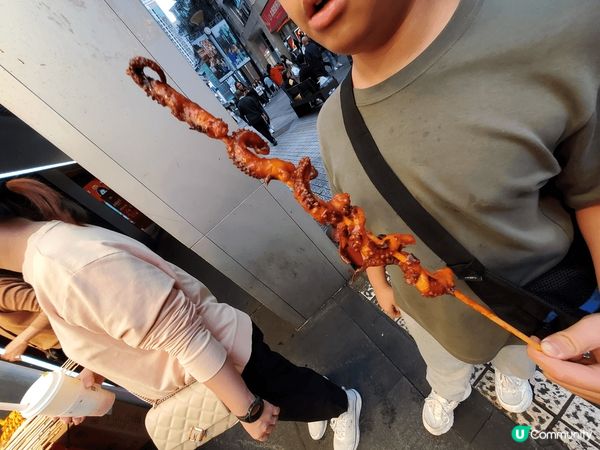 喺深圳老街站嘅東門，嗰喥有好多小店，而有一間食燒烤食物嘅店舖...