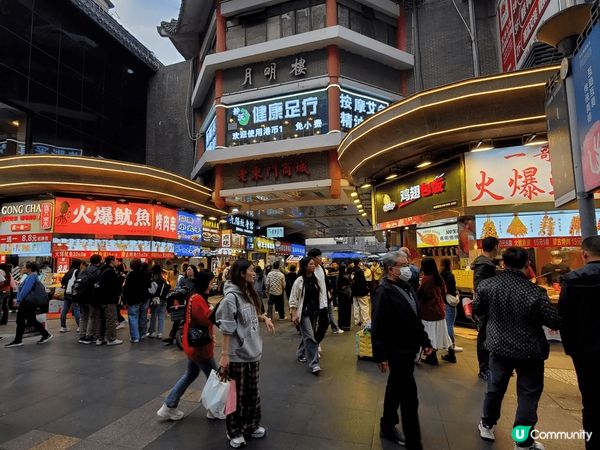 喺深圳老街站嘅東門，嗰喥有好多小店，而有一間食燒烤食物嘅店舖...