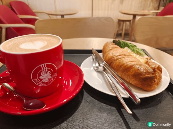 在Pacific Coffee，你一定要試試他們的意式鮮奶咖...