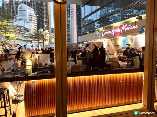 在香港，大型的露天酒吧和餐廳真的寥寥可數。沒想到在銅鑼灣的鬧...