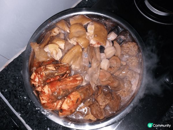 盆菜這道菜非常有意思，第一，足料鮑魚盆菜用料上乘，也適合團圓...