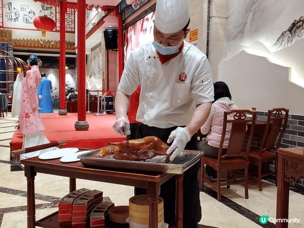 喺深圳出名嘅“京味張烤鴨店”，食片皮鴨一流，仲有師傅喺你枱隔...