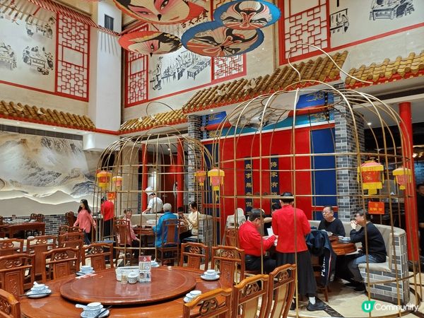 喺深圳出名嘅“京味張烤鴨店”，食片皮鴨一流，仲有師傅喺你枱隔...