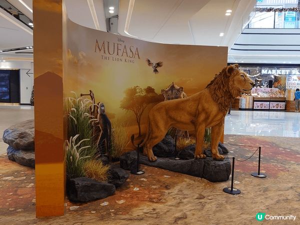 在大圍的圍方商場設有電影  >的佈景板及塑像，獅子像的比例接...