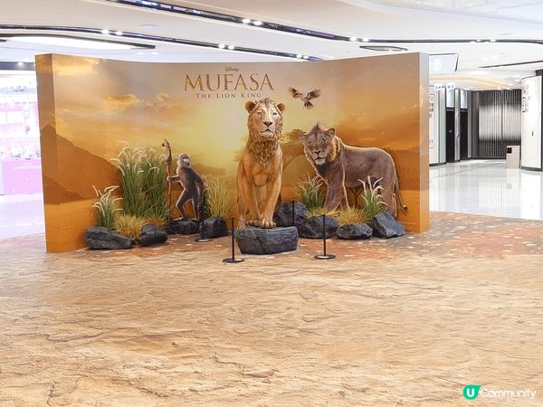 在大圍的圍方商場設有電影  >的佈景板及塑像，獅子像的比例接...