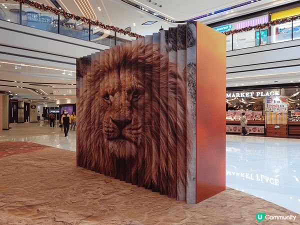 在大圍的圍方商場設有電影  >的佈景板及塑像，獅子像的比例接...