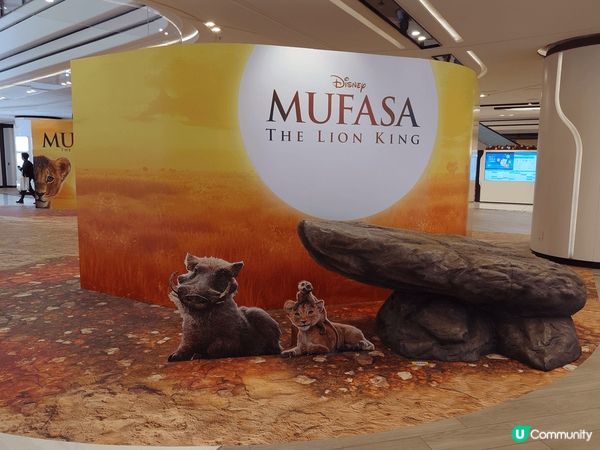 在大圍的圍方商場設有電影  >的佈景板及塑像，獅子像的比例接...