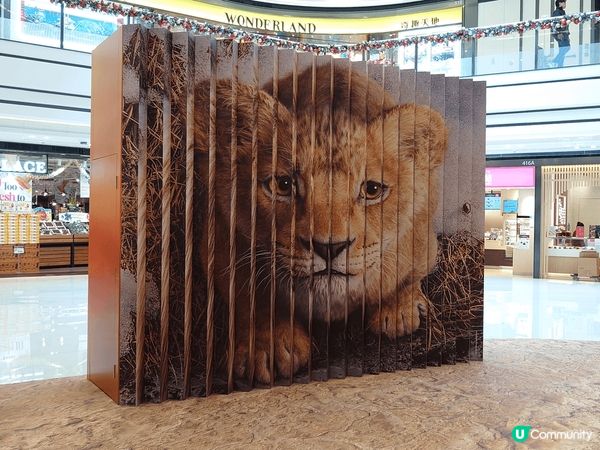 在大圍的圍方商場設有電影  >的佈景板及塑像，獅子像的比例接...