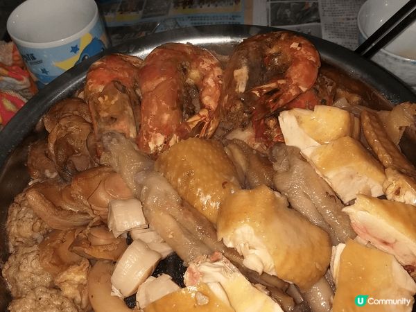 盆菜這道菜非常有意思，第一，足料鮑魚盆菜用料上乘，也適合團圓...