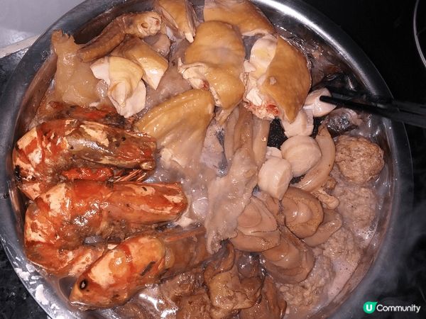 盆菜這道菜非常有意思，第一，足料鮑魚盆菜用料上乘，也適合團圓...