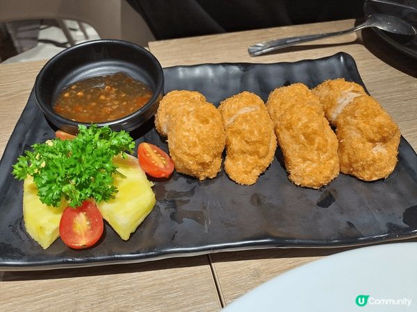 每次去這家泰國餐廳必點泰式炸蝦餅，冬陰公湯和泰式沙律，味道一...