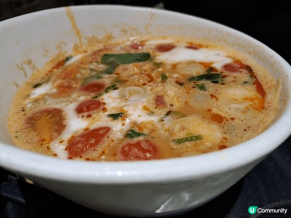 每次去這家泰國餐廳必點泰式炸蝦餅，冬陰公湯和泰式沙律，味道一...