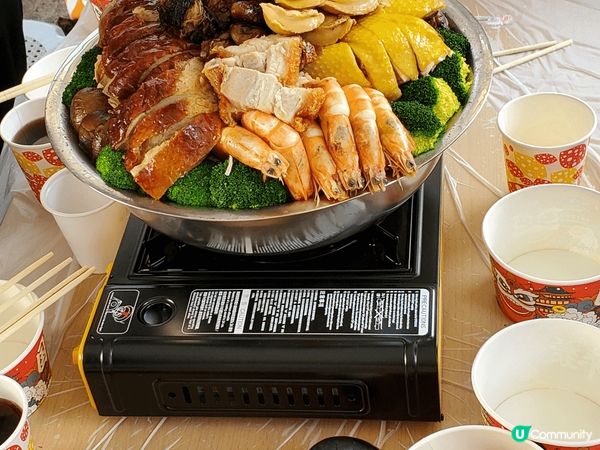 新春活動自製盆菜，盆菜食材豐富，有鮑魚、海參、鮮蝦、燒鴨等，...