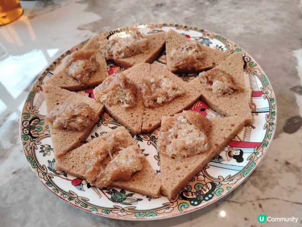 在廣州番禺的某一間酒樓吃飯。酒樓出面有個靚靚花園，酒樓裏面就...