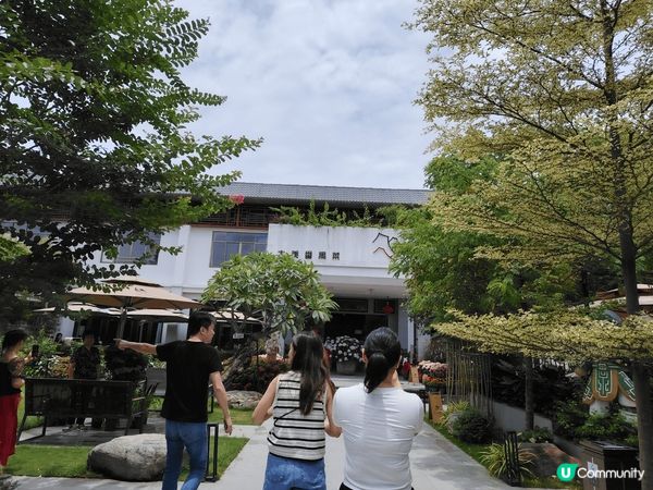 在廣州番禺的某一間酒樓吃飯。酒樓出面有個靚靚花園，酒樓裏面就...