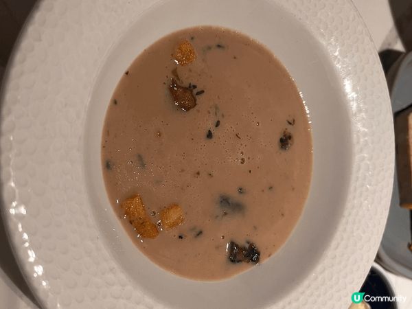 La Brasserie 位於中環擺花街，地理位置優越，人來...