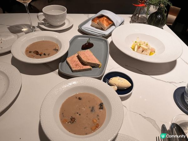 La Brasserie 位於中環擺花街，地理位置優越，人來...