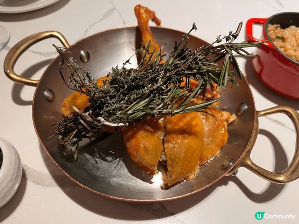 La Brasserie 位於中環擺花街，地理位置優越，人來...