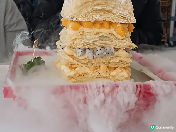 這是《百年珠水·水上茶居》圖中既拿破崙蛋糕係必食之選，香脆鬆...