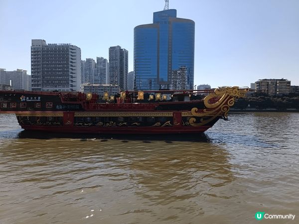 這是《百年珠水·水上茶居》圖中既拿破崙蛋糕係必食之選，香脆鬆...