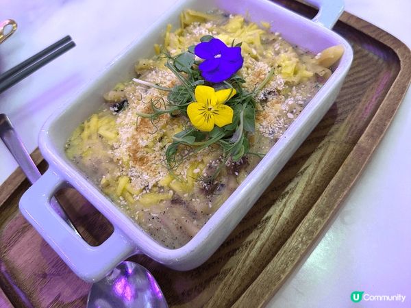 在香港藝術中心內的一間特色餐廳，除了食物政治外，餐廳亦有多個...