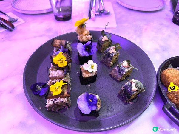 在香港藝術中心內的一間特色餐廳，除了食物政治外，餐廳亦有多個...