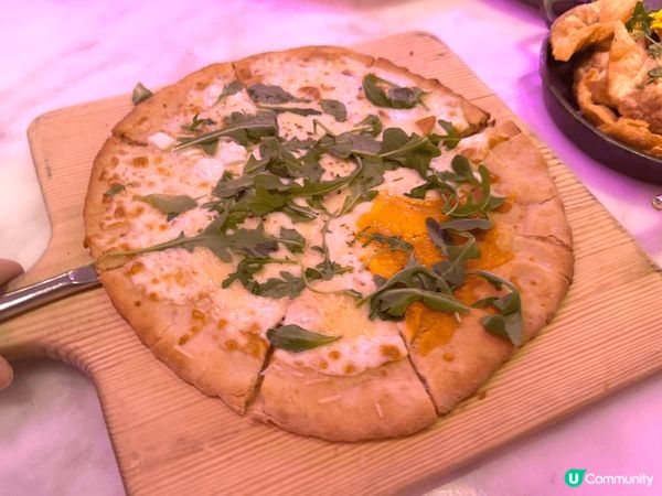 在香港藝術中心內的一間特色餐廳，除了食物政治外，餐廳亦有多個...