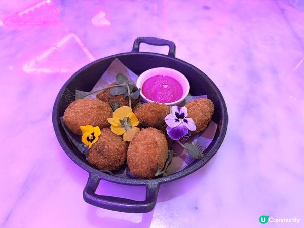 在香港藝術中心內的一間特色餐廳，除了食物政治外，餐廳亦有多個...