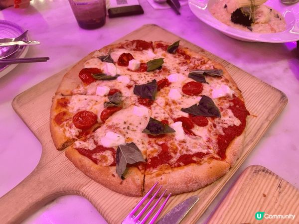 在香港藝術中心內的一間特色餐廳，除了食物政治外，餐廳亦有多個...