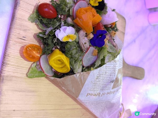 在香港藝術中心內的一間特色餐廳，除了食物政治外，餐廳亦有多個...