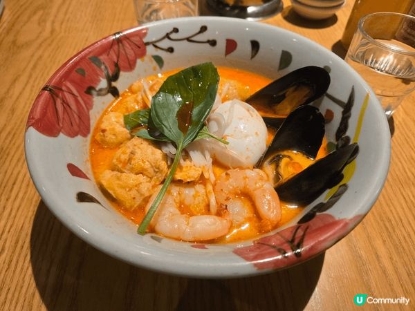 明谷餐廳的星馬泰美食，海南雞飯，生牛肉煎蛋飯，以及海鲜喇沙，...