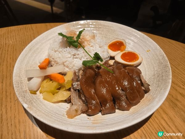 明谷餐廳的星馬泰美食，海南雞飯，生牛肉煎蛋飯，以及海鲜喇沙，...