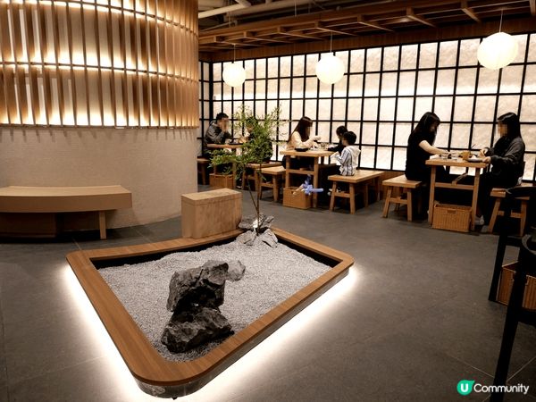 店名TERA是日文「寺廟」之意，室內裝潢融入了日本寺廟的禪味...