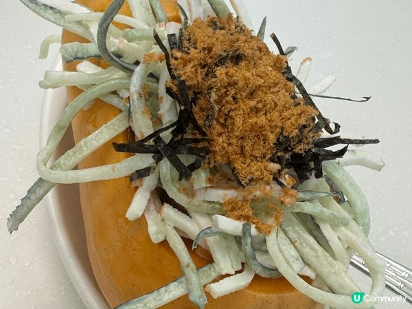 原隻木瓜蟹籽沙律，十分抵食，當前菜又有蔬菜又有水果。砂鍋雲吞...