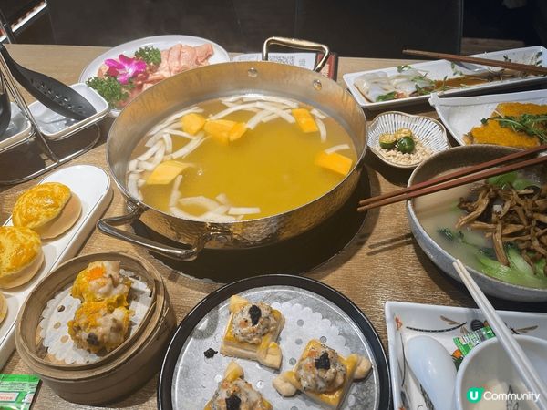 這間位於觀塘嘅鹿鼎記，我哋去咗食中午飲茶，試咗阿椰子雞，非常...