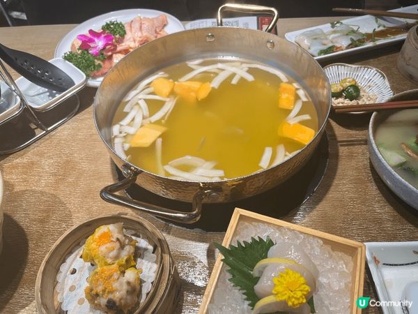 這間位於觀塘嘅鹿鼎記，我哋去咗食中午飲茶，試咗阿椰子雞，非常...