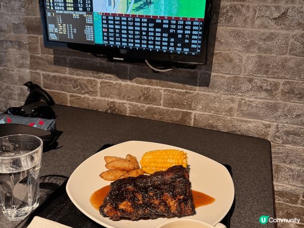 位放沙田馬場二樓看台的Jump出閘，價格走親民路線，蛋糕、酥...