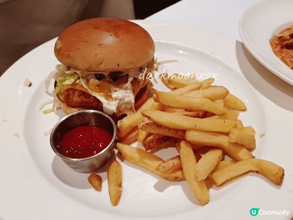 尖沙咀行街行到攰就入咗呢間食下午茶
