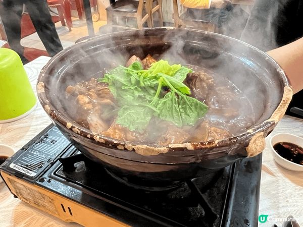 元朗的地道雞煲以其濃郁的湯底和新鮮的食材而聞名。水魷的加入為...