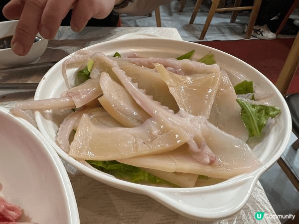 元朗的地道雞煲以其濃郁的湯底和新鮮的食材而聞名。水魷的加入為...