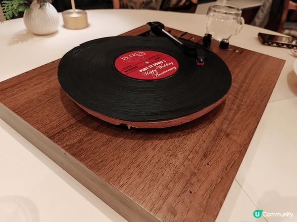 這個黑膠唱片以假亂真, 估不到由唱片中間紅色貼紙到整個唱片，...