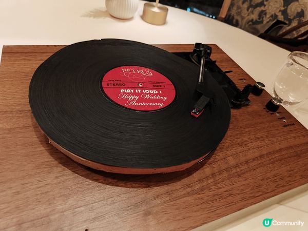 這個黑膠唱片以假亂真, 估不到由唱片中間紅色貼紙到整個唱片，...