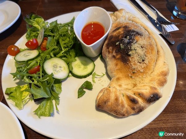 左上角：台灣；右上角及左下角：英國的餐廳；右下角：香港IKE...