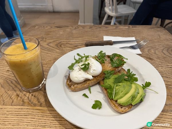 左上角：台灣；右上角及左下角：英國的餐廳；右下角：香港IKE...